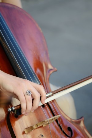 créer les sons avec l'archet sur le violoncelle